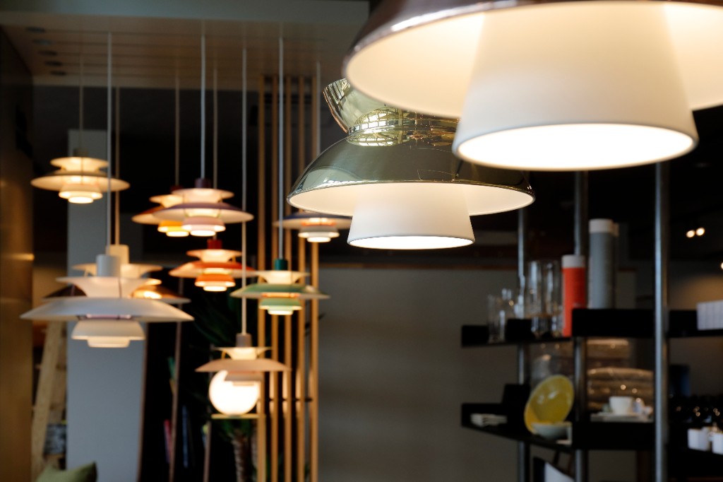 デザイン照明のペンダントライトが並ぶ店内