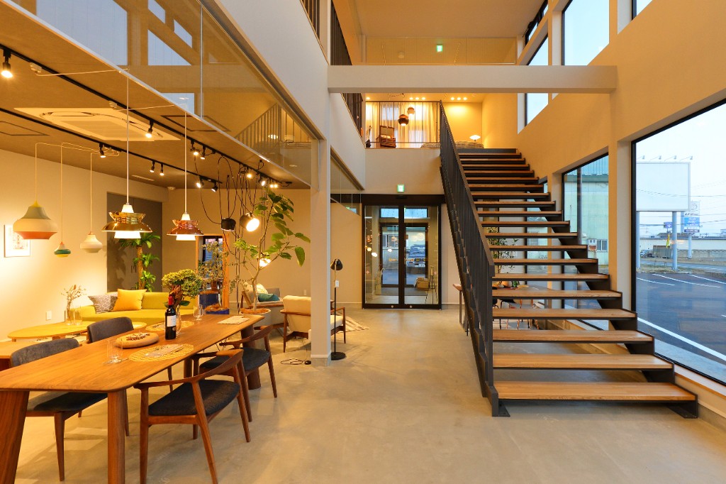吹き抜けの開放的なショールーム