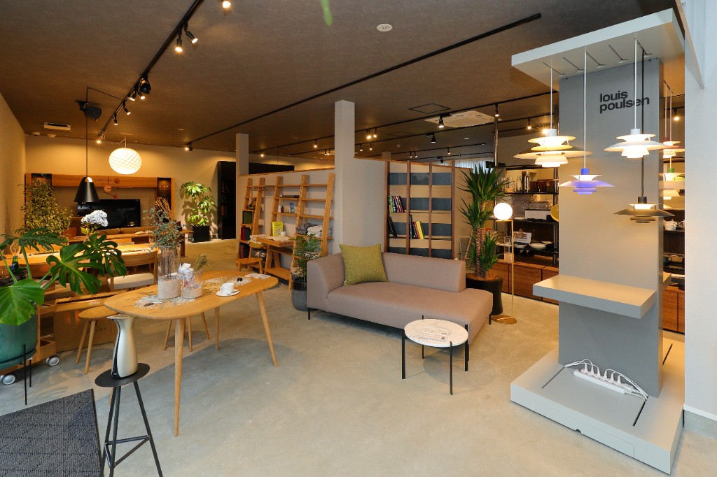 家具と照明のディスプレイ