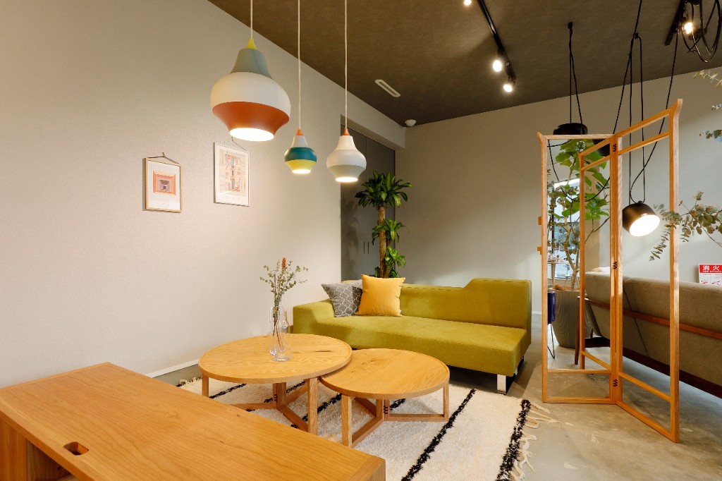 ラウンジスペースのソファと照明