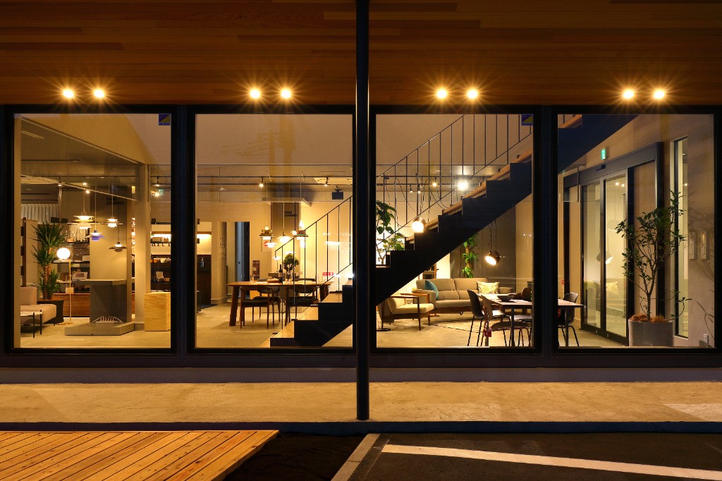 夜のライトアップが映える店舗外観（ガラス越し）