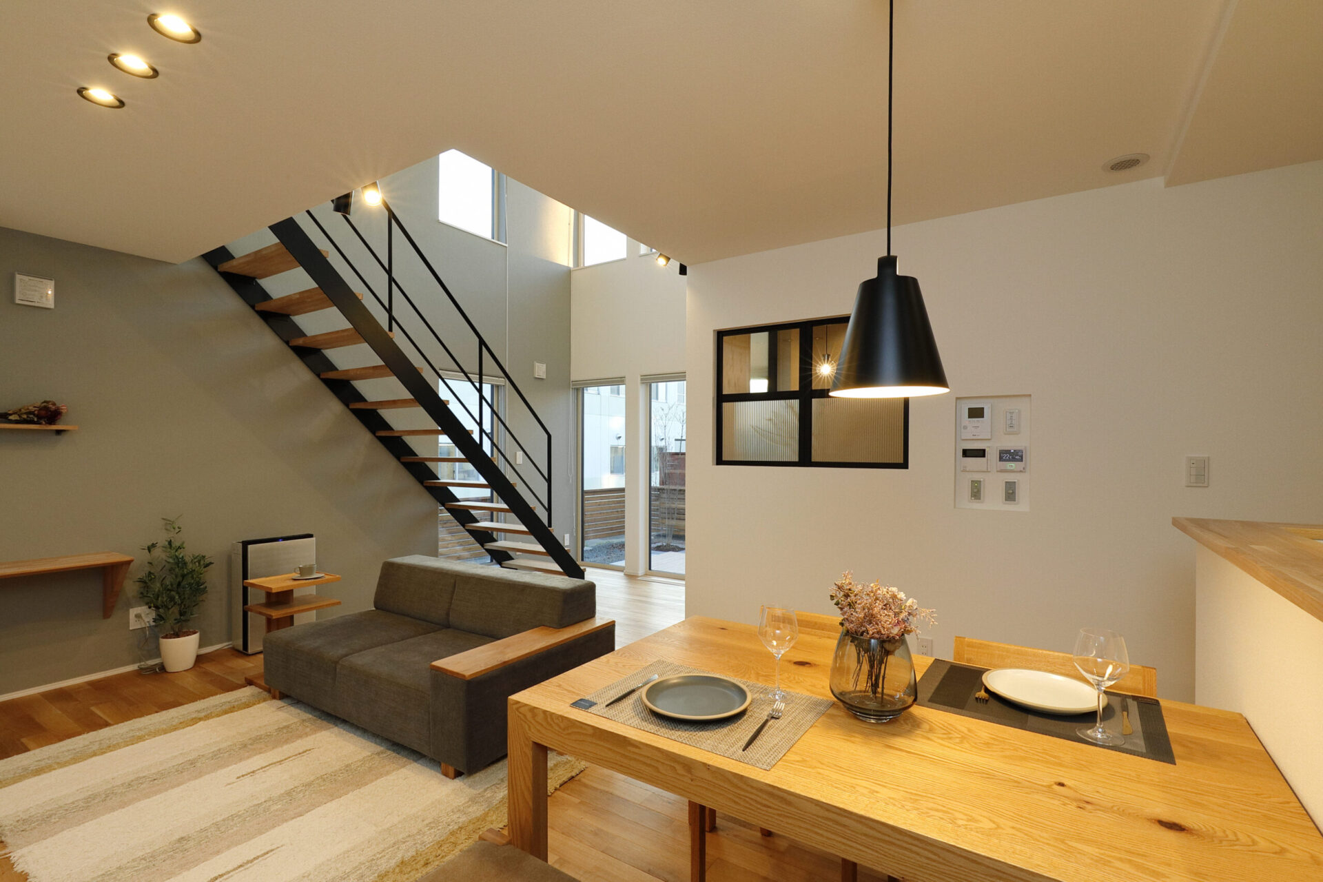 ブラックがアクセントのナチュラル空間 | craft ness(クラフトネス