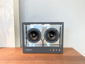 透明なスピーカー入荷しました。