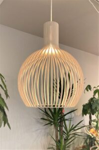 温かみのある木のシェードのペンダントライト