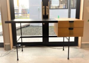 ミニマルデザインのモダンなデスク