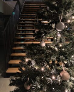 リラックスできる低くて広い座面のソファ