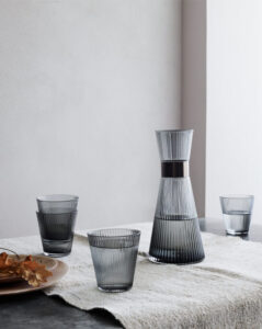 スモークカラーのウォーターカラフェ