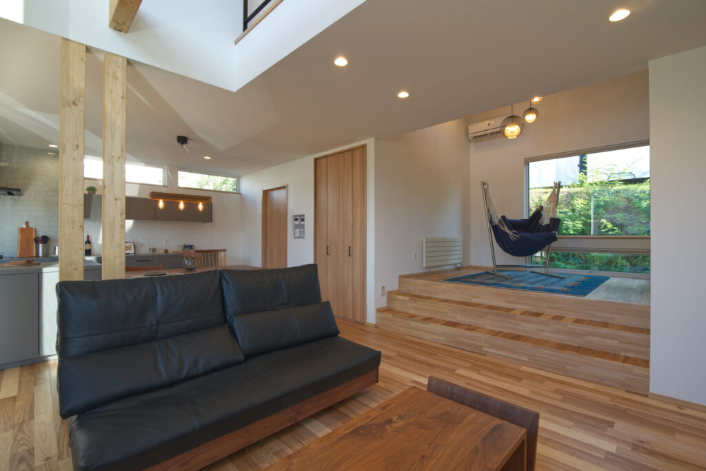 ゆったりソファとハンモックのくつろぎ空間